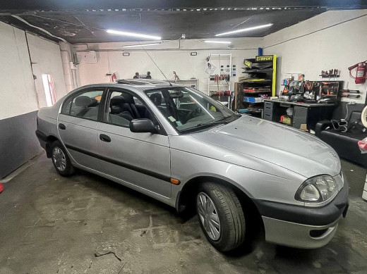 Установка сабвуфера в Toyota Avensis T210/T220